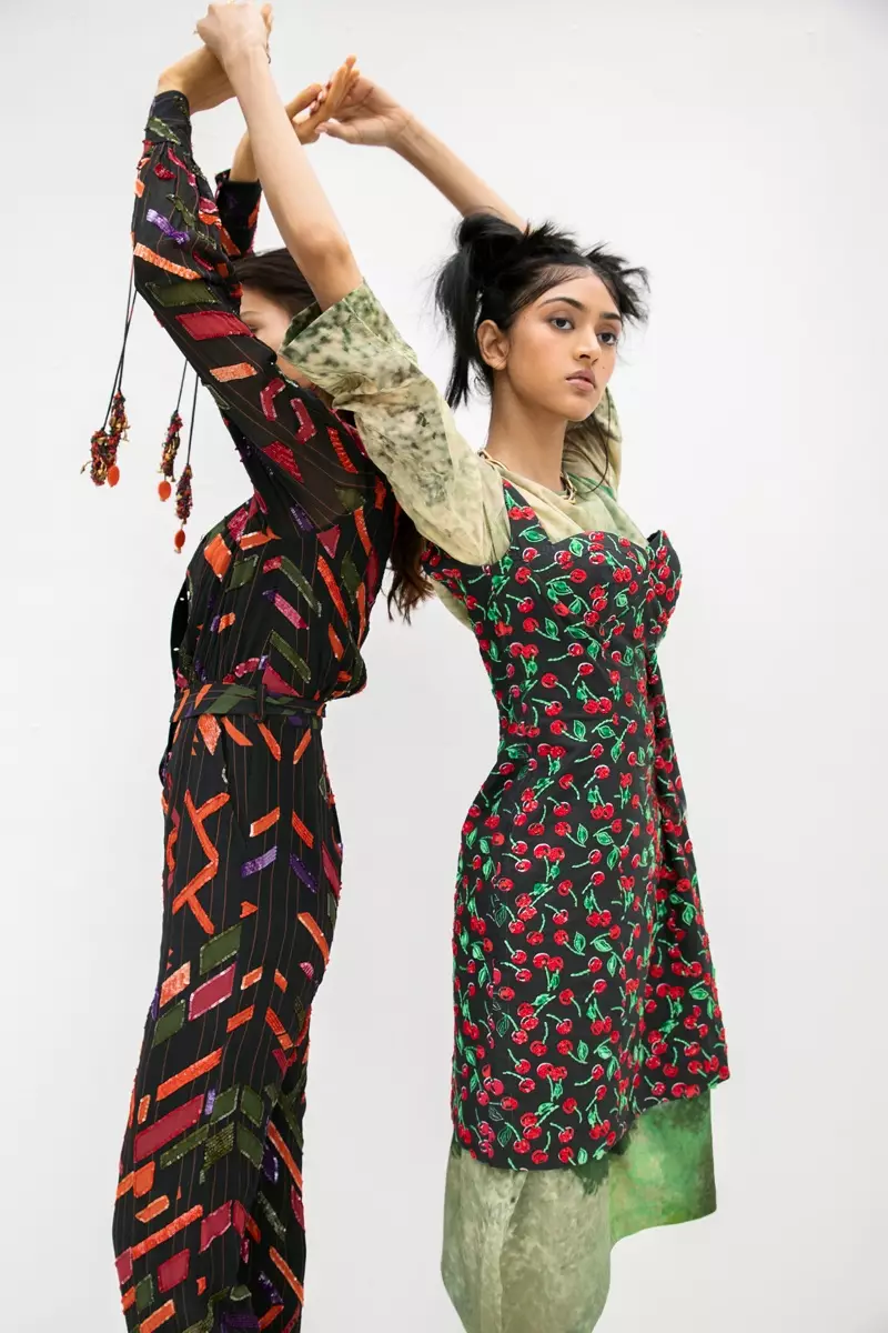 (Links) Jumpsuit Nirmooha. (Rechts) Print Jurk Yavi, Versierde Jurk Aniket Satam & Ketting Kaoaph. Foto: Kay Sukumar