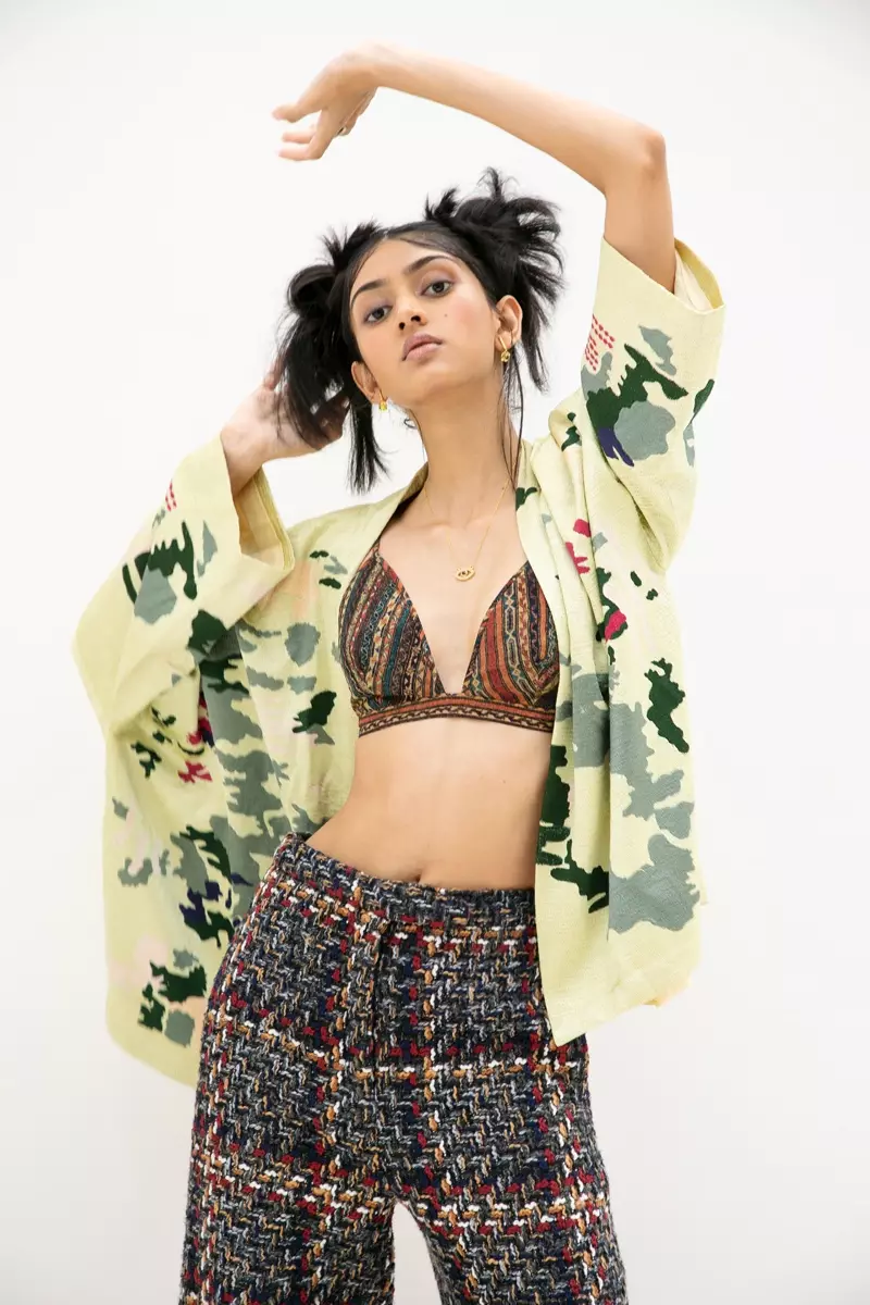 Bralette en broek Nikita Mhaisalkar, Cardigan Yavi, en Earring & Necklace Talisman. Foto: Kay Sukumar