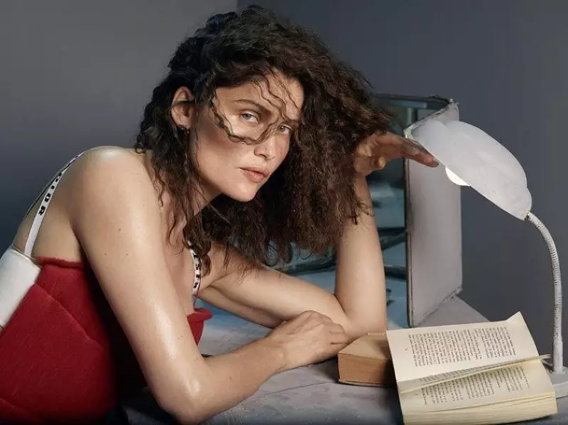 E veshur me të kuqe, Laetitia Casta pozon me fustanin Dior