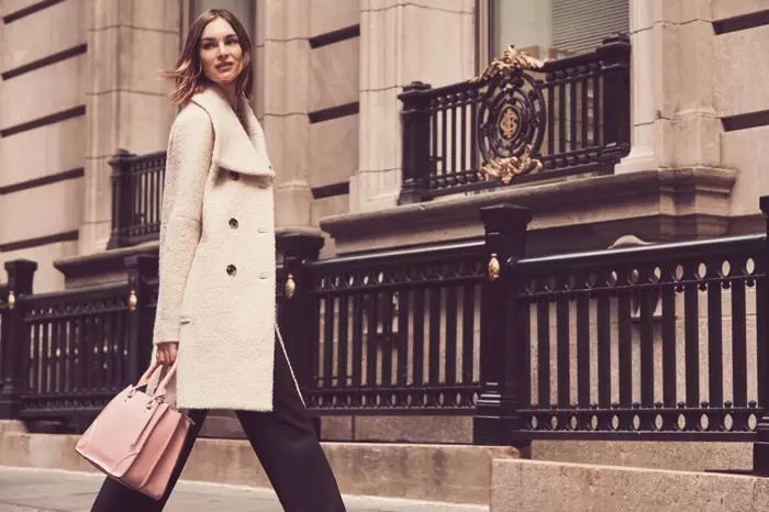 Laura Love è la protagonista della campagna autunno-inverno 2018 di London Fog