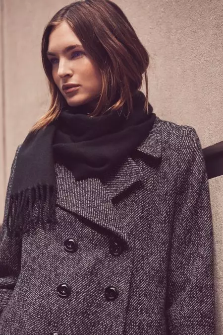 Laura Love bär eleganta ytterkläder i London Fog Fall '18 Campaign