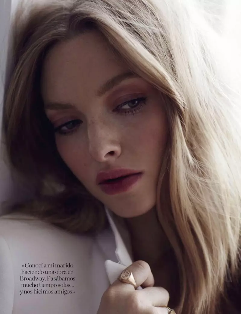 Actress Amanda Seyfried qhia tawm cov plaub hau wavy