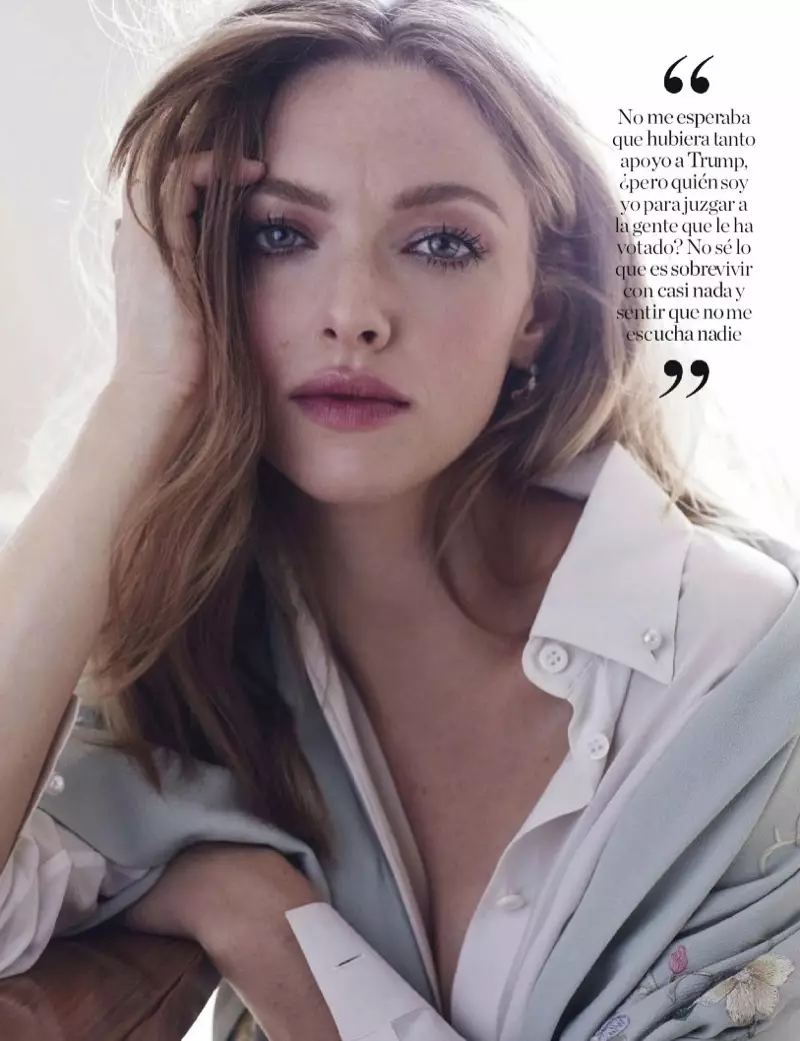 Amanda Seyfried ពាក់បបូរមាត់ប្រឡាក់ពណ៌បឺរី