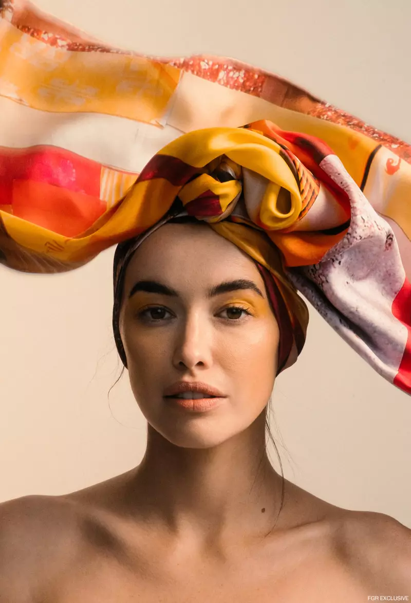 Sarah sanye da Discover Color Silk Scarf. Hoto: Charles Gran