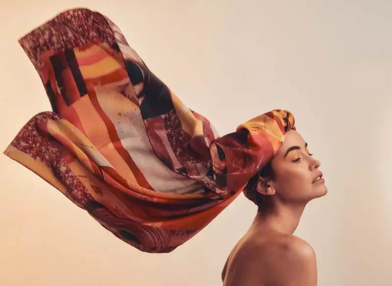 Sarah wọ Discover Awọ Silk Scarf. Fọto: Charles Grant