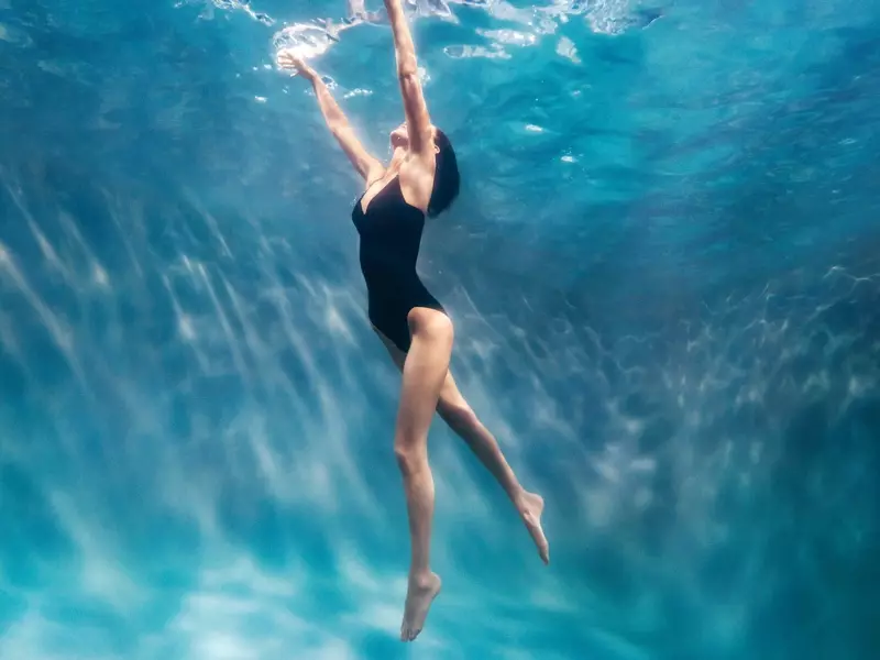 Bella Hadidi Dives sinu Calvin Klein we Campaign