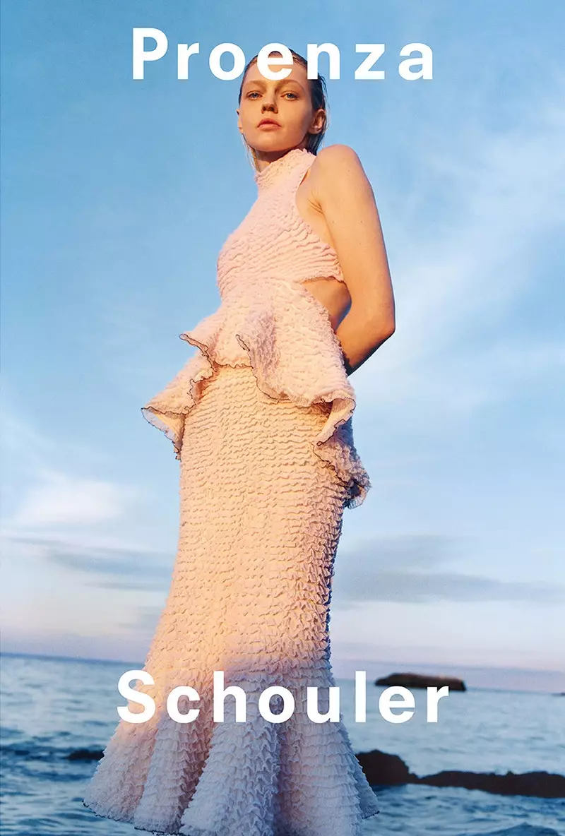 Sasha Pivovarova modelon fustanin me zhveshje në fushatën pranverë-verë 2018 të Proenza Schouler