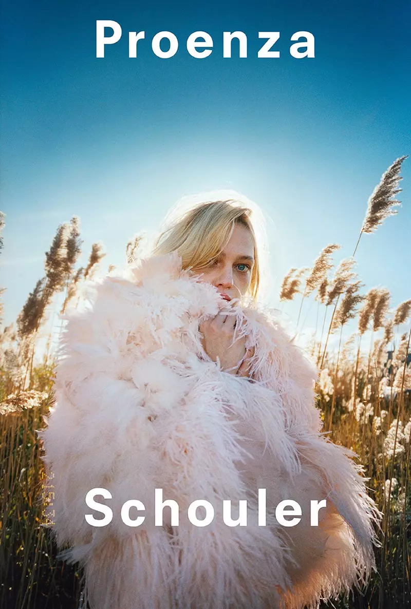 Sasha Pivovarova pozon jashtë në fushatën pranverë-verë 2018 të Proenza Schouler