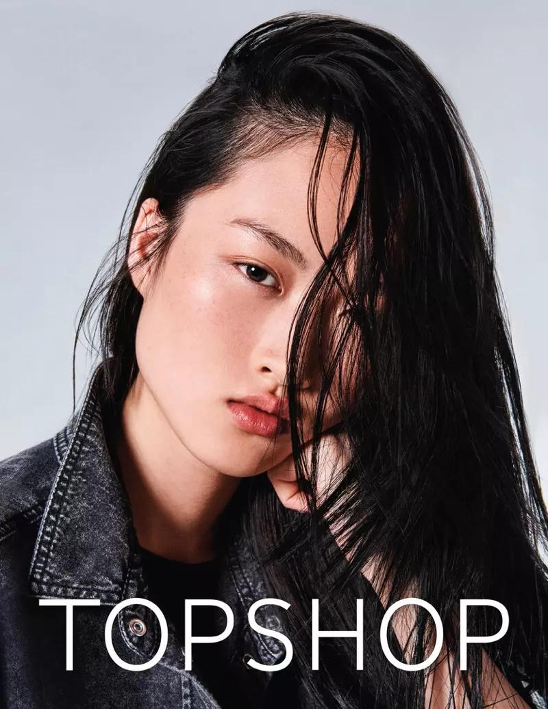 Jing Wen modeluje tmavý džínový top v kampani Topshop Jeans jaro-léto 2017