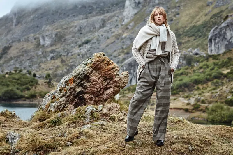 Si Edie Campbell nag-pose sa Lago del Valle sa Asturias alang sa kampanya sa Mango sa Nobyembre 2016