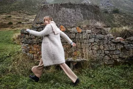 Edie Campbell y Natalie Westling salen al aire libre para la última campaña de Mango