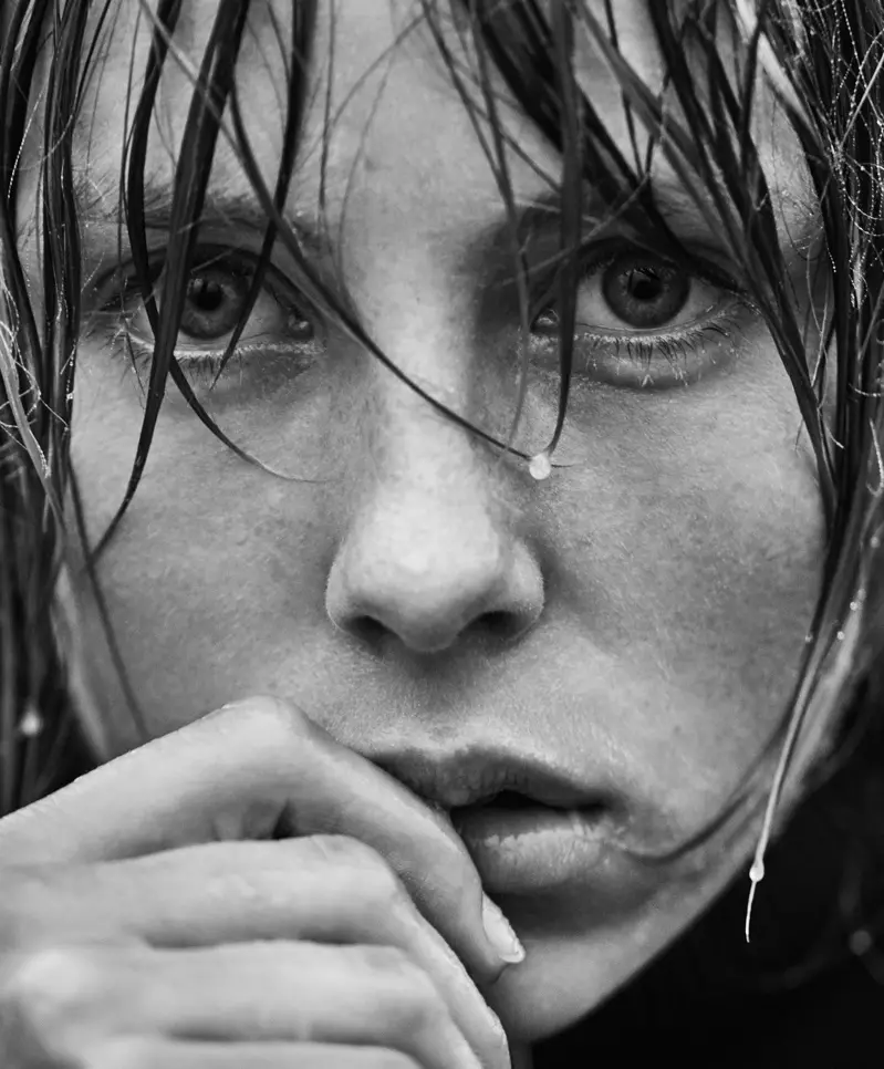 Edie Campbell krijt har close-up yn 'e kampanje fan novimber 2016 fan Mango