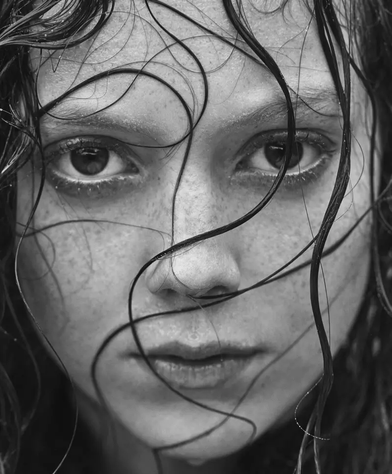 Natalie Westling di kampanyaya Mango ya Mijdara 2016-an de nêzîkbûna xwe digire