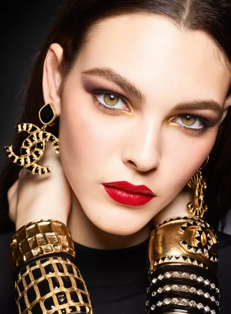 Vittoria Ceretti piedalās Chanel Makeup Holiday 2019 kampaņā