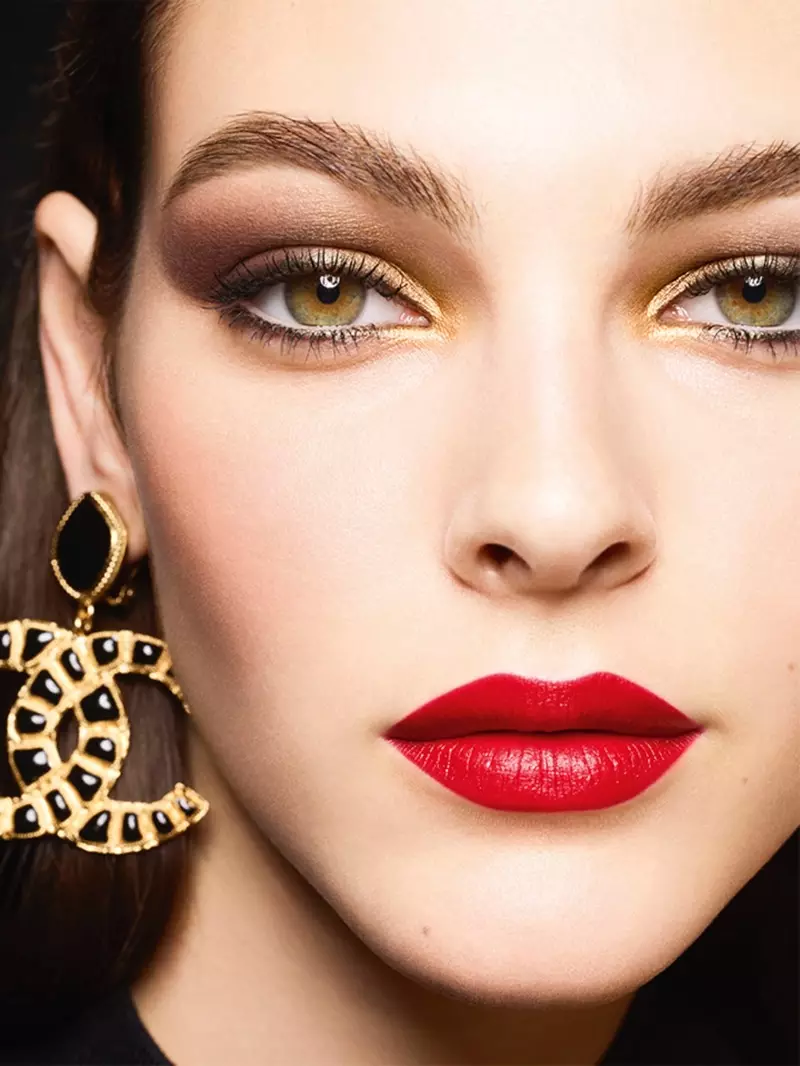 Vittoria Ceretti Chanel Makeup Holiday 2019 ව්‍යාපාරයේ පෙරමුණ ගෙන සිටී