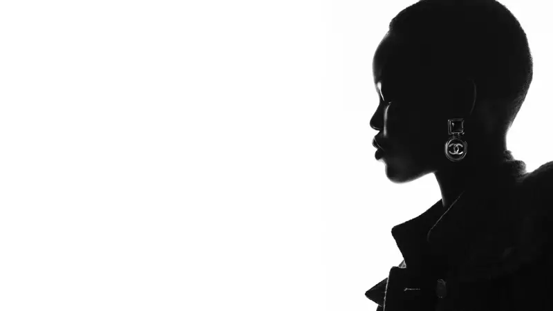 Adut Akech zvaigznes Chanel kūrorta 2020 kampaņā