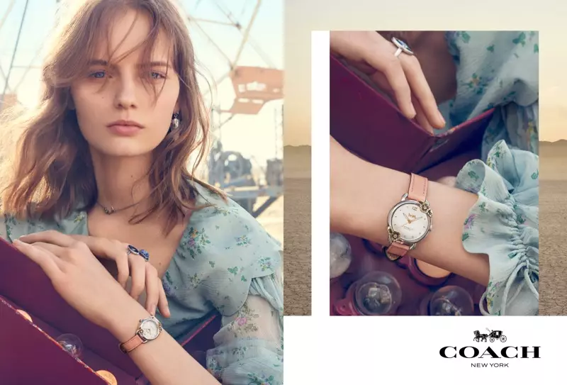 Fran Summers는 Coach 2019 봄-여름 캠페인에서 시계를 모델로 하고 있습니다.