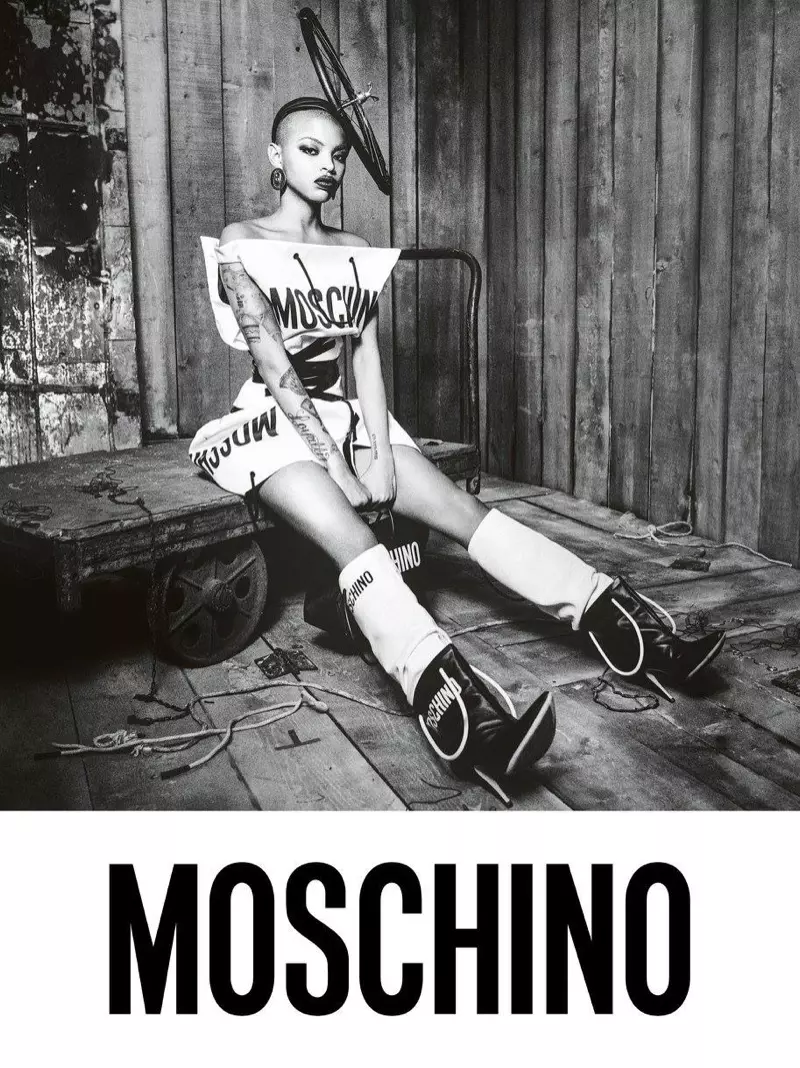 Een afbeelding van Moschino's reclamecampagne in de herfst van 2017 met in de hoofdrol Slick Woods