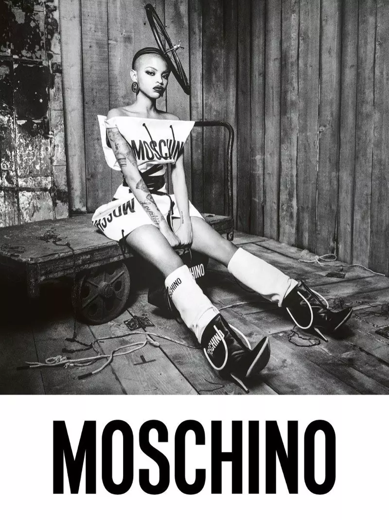 Yon imaj ki soti nan kanpay piblisite Moschino nan sezon otòn 2017 la ak Slick Woods