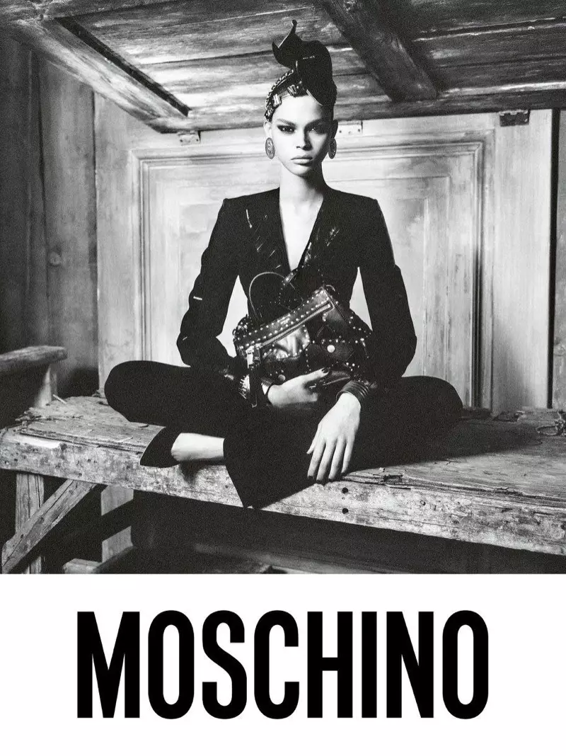 Хиандра Мартинес снялась в рекламной кампании Moschino осень-зима 2017.