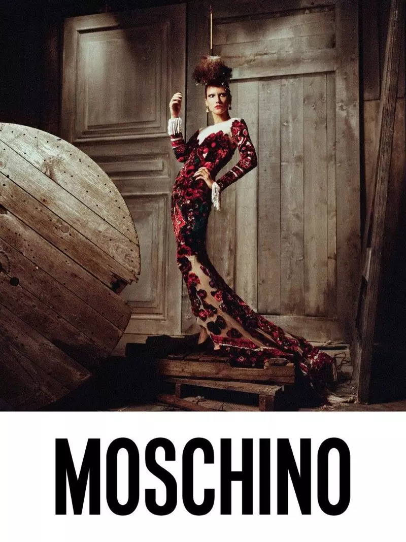 Тами Глаузер стала лицом рекламной кампании Moschino осень-зима 2017.