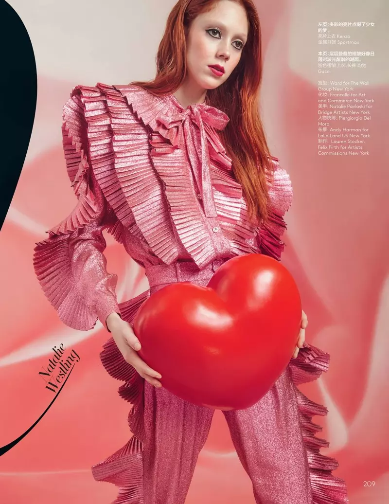 Posing mat engem Häerz, Natalie Westling Modeller ruffled Top an Hosen vu Gucci