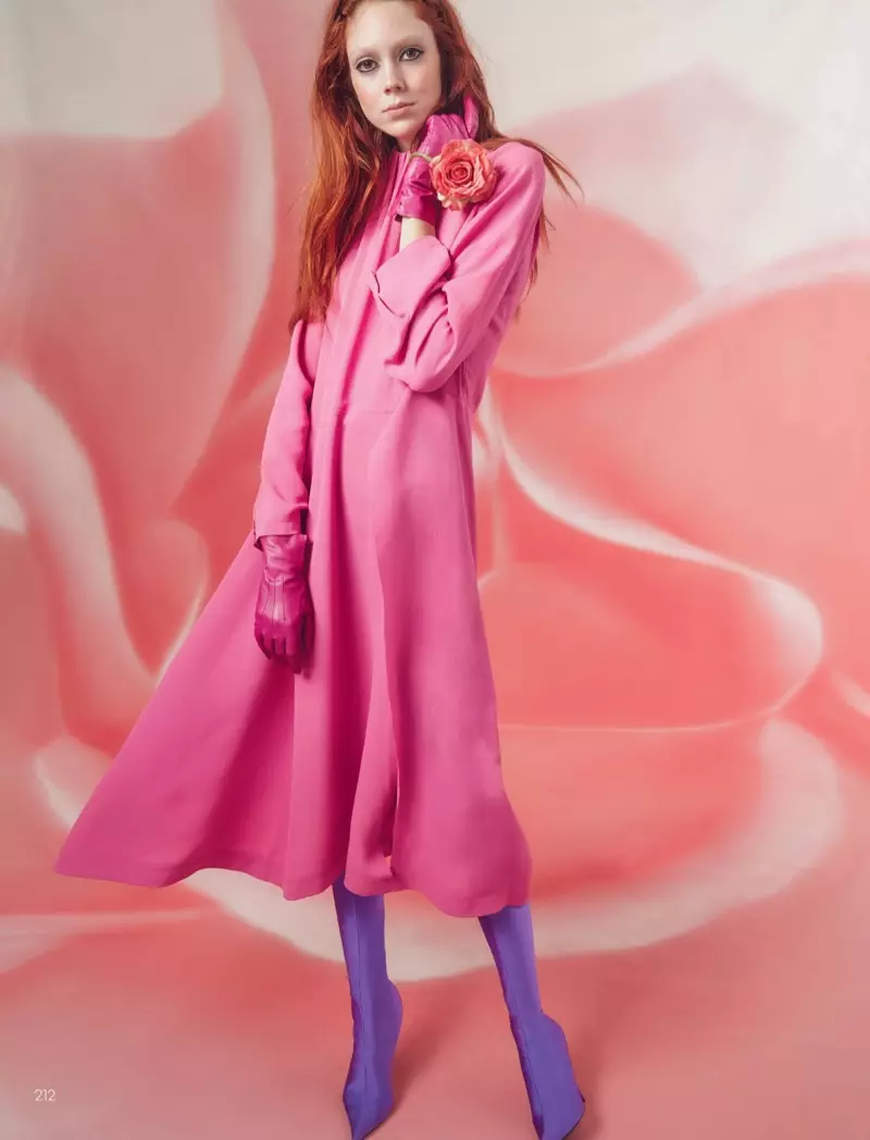 模特 Natalie Westling 身着 Balenciaga 连衣裙和紧身裤