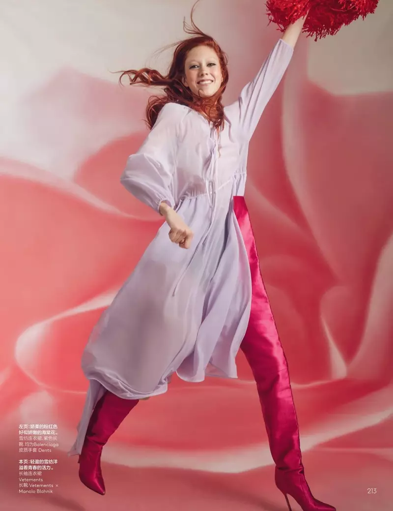 Facendo un applauso, Natalie Westling posa in abito Vetements su stivali Vetements x Manolo Blahnik