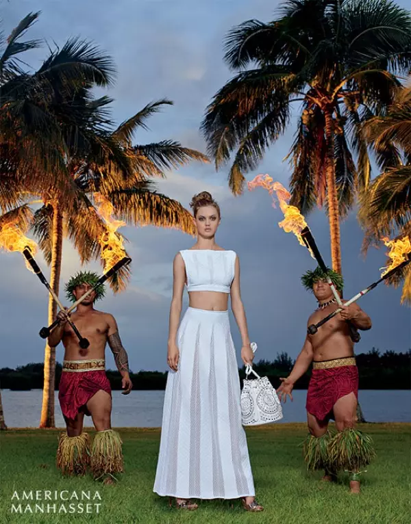 Lindsey Wixson posa al costat de llançaflames hawaians amb una faldilla i un top curt de Giorgio Armani