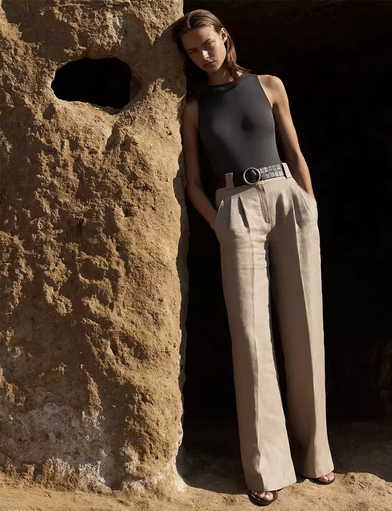 Body de edición limitada de Massimo Dutti e pantalóns con pinzas de corte ancho