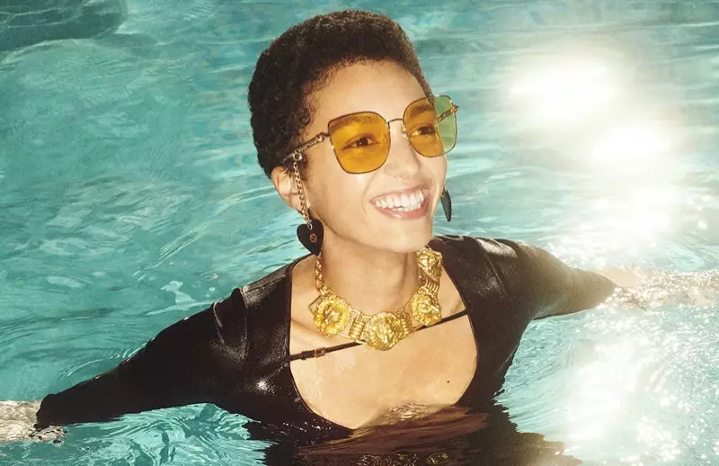 Un model este tot zâmbet în ochelarii de soare Gucci, ediție limitată, primăvară-vară 2020.