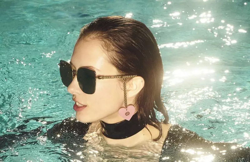 Gucci setzt seine Frühjahr-Sommer-Brillenkampagne 2020 in limitierter Auflage an einem Pool an.