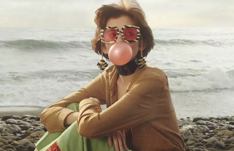 Манекенка позира со гуми за џвакање во кампањата за очила на Гучи со ограничено издание.