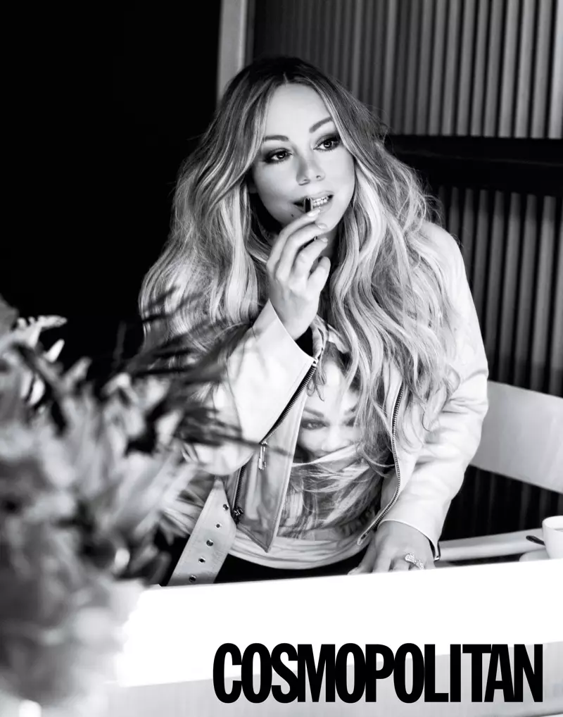 Primping pikeun eunteung, Mariah Carey poses dina jaket Nour Hammour, kaos Mariah Carey Store sareng jeans Ibu.