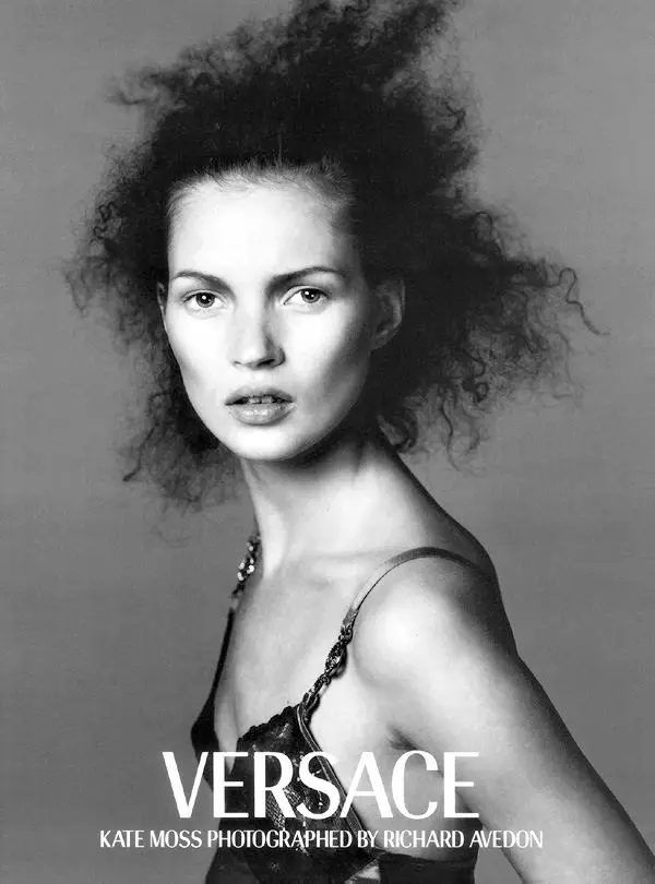 Gëzuar ditëlindjen Kate Moss! Fotot TBT teksa Supermodelja mbush 40 vjeç