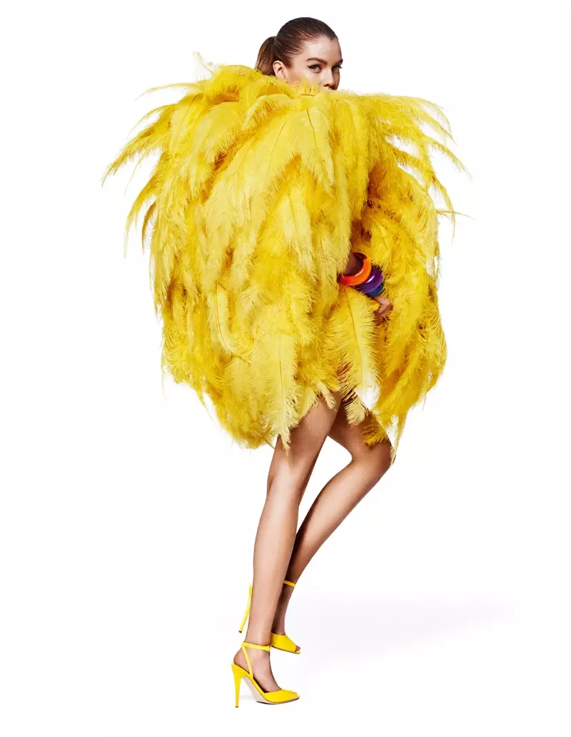 La blonde pose en robe Moschino à plumes jaunes