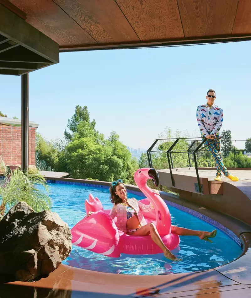 Naka-posing sa pool na nakasuot ng disenyo ni Jeremy Scott, si Alessandra Ambrosio ay nagmomodelo sa tahanan ng Hollywood Hills ng designer. Larawan: Dominique Vorillon / Vogue