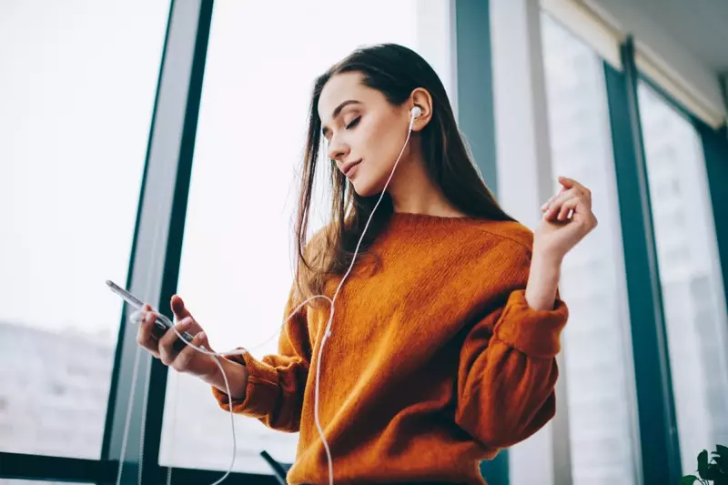 Vrouw Luisteren Muziek Podcast Koptelefoon Oranje Trui