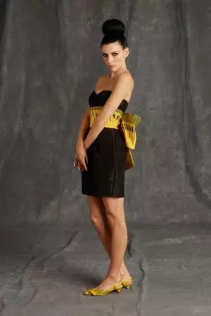 Moschino 2015-нче елның көзенә кадәр тәмамланмаган мода күрсәтә