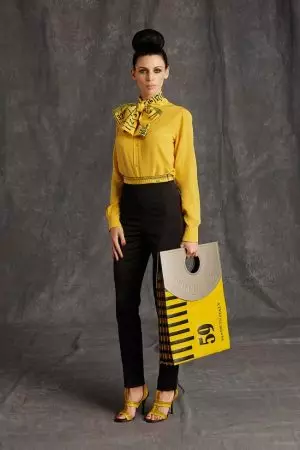 Moschino 2015 жылдың күз алдындағы аяқталмаған сәнін көрсетеді