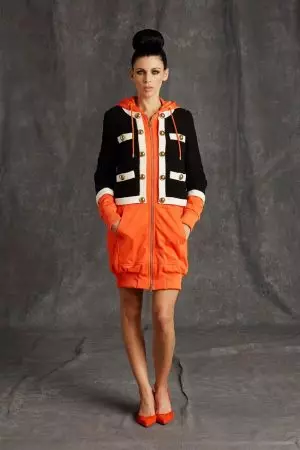 Moschino 2015-нче елның көзенә кадәр тәмамланмаган мода күрсәтә