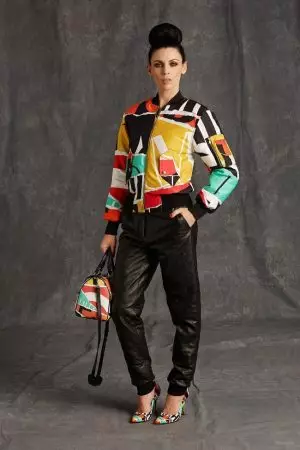 Moschino Menampilkan Fashion yang Belum Selesai untuk Pra-Musim Gugur 2015