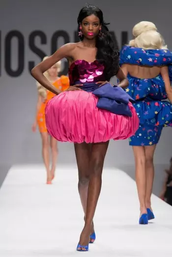 Moschino's Barbie World pou prentan 2015