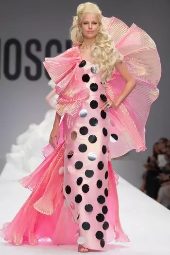 Duniyar Barbie ta Moschino don bazara 2015