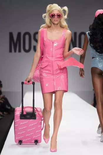 Moschino lub Barbie ntiaj teb rau lub caij nplooj ntoos hlav 2015