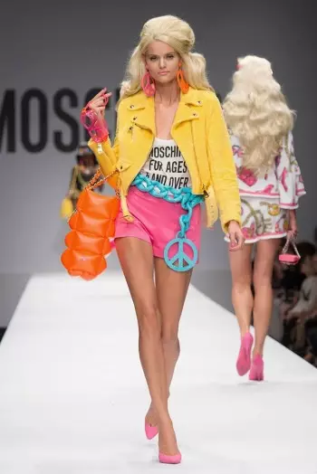 Barbie Moschino domhan le haghaidh earrach 2015