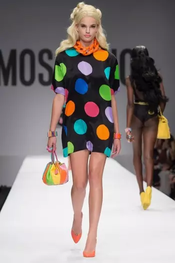 स्प्रिंग 2015 साठी Moschino's Barbie World