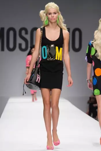 Byd Barbie Moschino ar gyfer Gwanwyn 2015