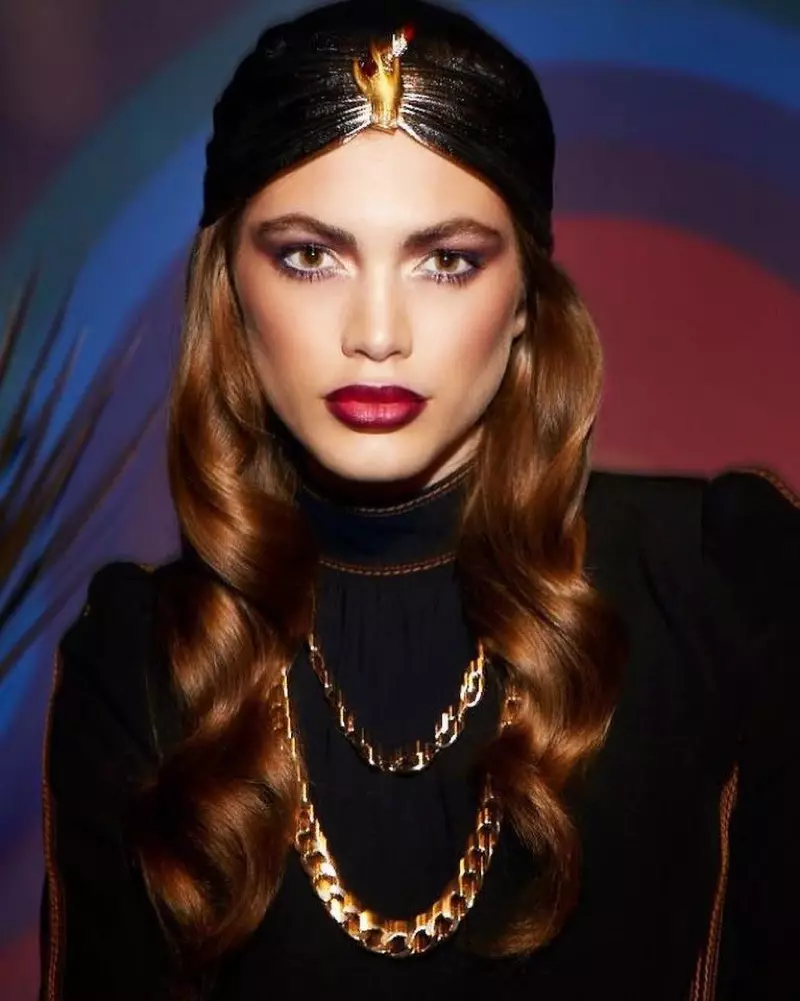 D'Model Valentina Sampaio huet eng fett roude Lipfaarf vum Marc Jacobs Beauty