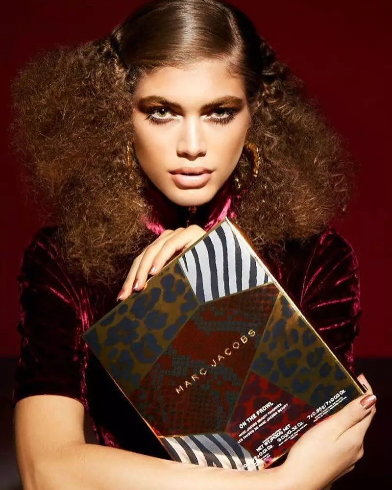 Uban sa crimped nga buhok, si Valentina Sampaio nahimong glam factor para sa Marc Jacobs Beauty